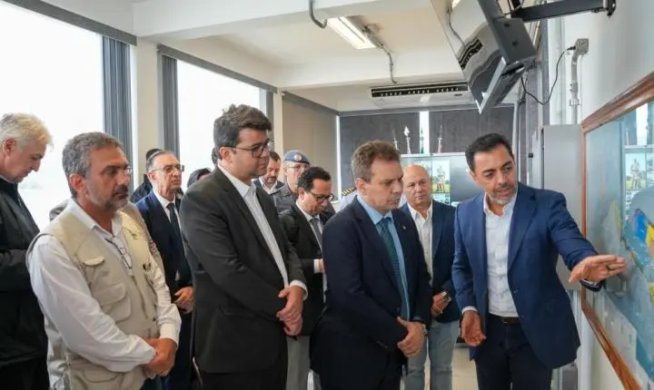 Ministro visita Porto de Santos para discutir combate ao crime organizado