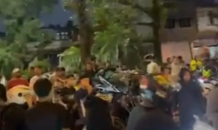 Motoboys prestam homenagem a motociclista morto por linha com cerol em São Vicente