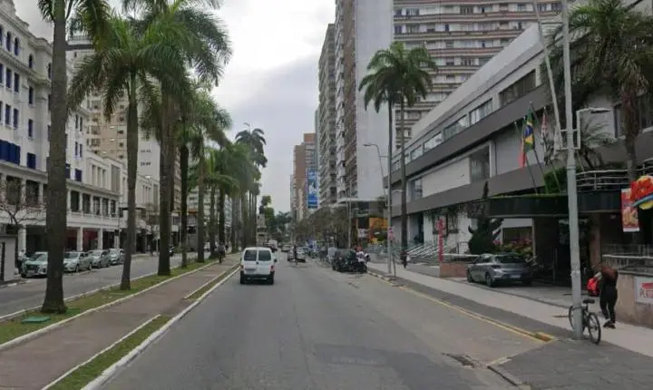 Motociclista atropela dois idosos na Avenida Ana Costa, em Santos