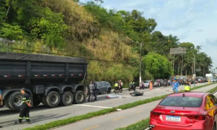 Motociclista morre após acidente com caminhão na entrada de Santos