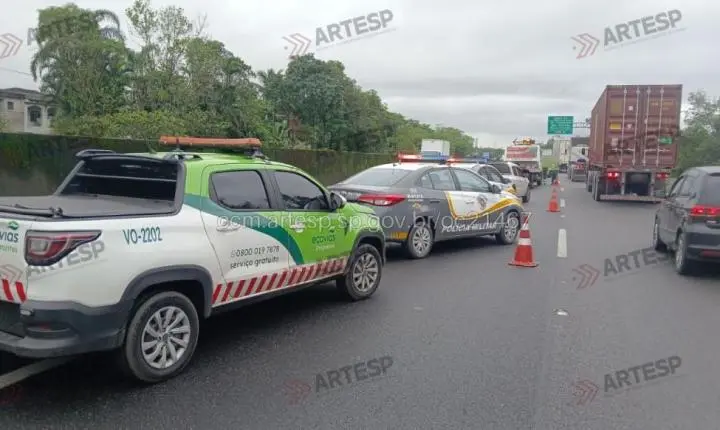 Motociclista morre após ser atropelado por carreta na Anchieta, em Cubatão