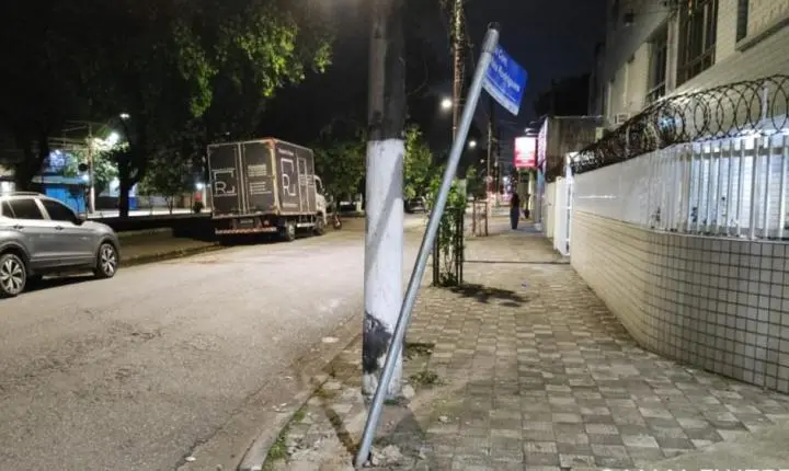 Motociclista sem CNH é autuado após avançar sinal vermelho e ferir dois em Santos