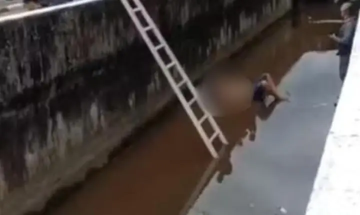 Motociclista tenta fugir da PM, bate em viatura e garupa cai em canal
