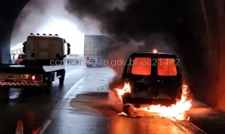 Motorista abandona carro em chamas e foge na Imigrantes
