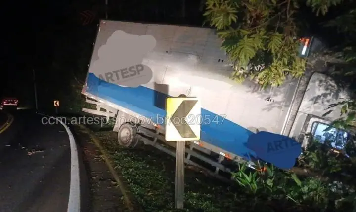Motorista dorme ao volante, perde controle e caminhão sai da pista em Bertioga