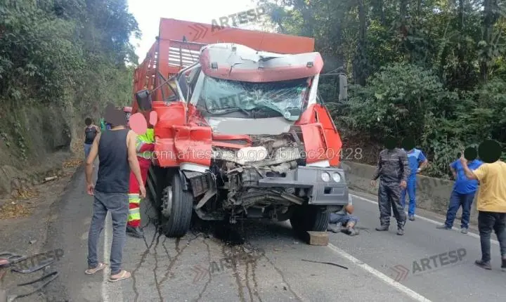 Motorista fica encarcerado após caminhão bater na traseira de carreta