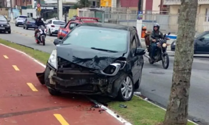 Motorista teve mal súbito antes de veículo capotar na orla de Praia Grande