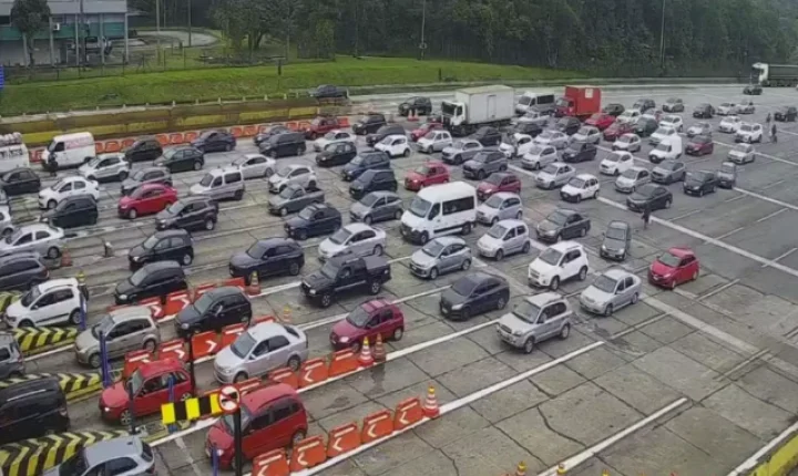 Motoristas encaram estradas cheias em direção ao litoral de SP no feriadão de Finados; veja o trânsito