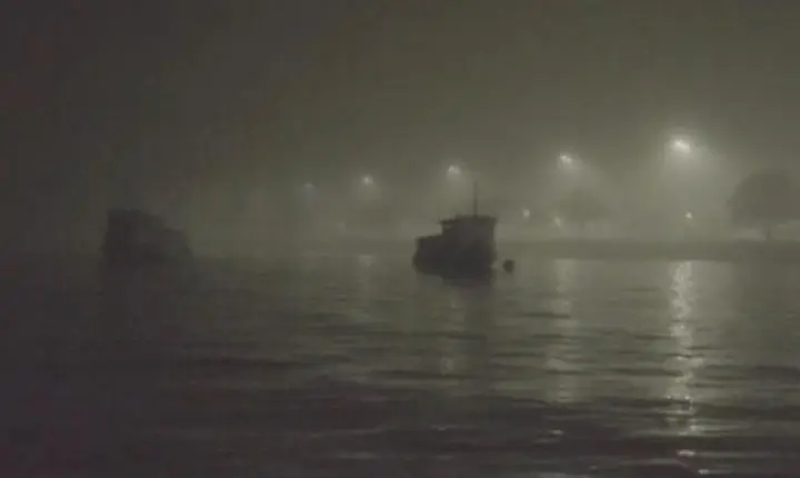 Nevoeiro interrompe travessia de balsas e navegação no Porto de Santos; VÍDEO