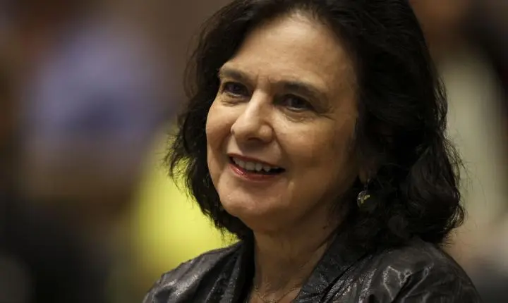 Nísia Trindade lança livro detalhando bastidores da pandemia de covid-19