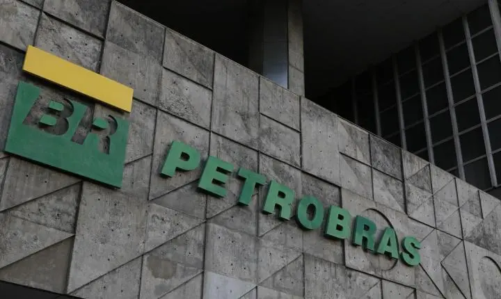 Petrobras batiza Starnav Elektra com tripulação totalmente feminina no Rio