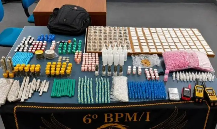 PM apreende drogas e rádios em área de mata no Morro José Menino