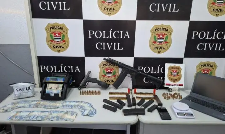 Polícia encontra fuzil e pistola escondidos em imóvel abandonado em Guarujá