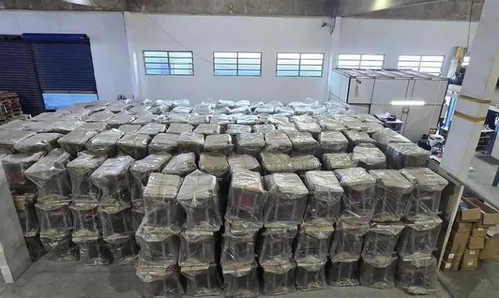 Prefeitura entrega novo mobiliário escolar beneficiando mais de 32 mil alunos
