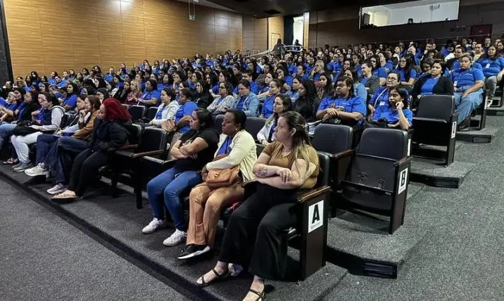 Profissionais de apoio escolar recebem capacitação em Guarujá