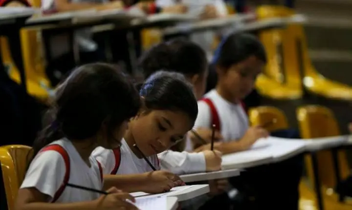 Projeto garante abono de faltas para estudantes com deficiência na menstruação