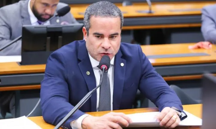 Projeto de lei criminaliza desconto indevido em folha de pagamento