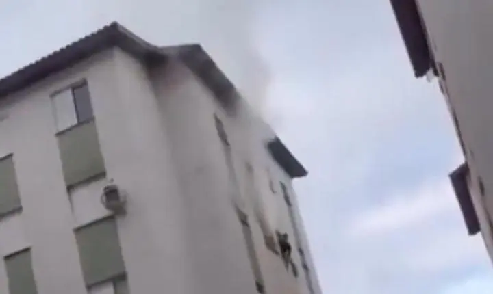 Quarto é destruído após incêndio atingir apartamento em Guarujá; VÍDEO