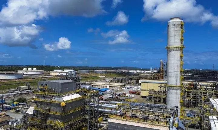 Refinarias da Petrobras superam 100% de sua capacidade operacional; entenda o impacto do Fator de Utilização Total