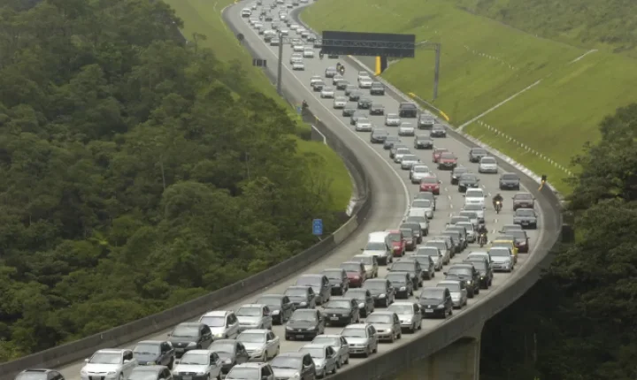 Rodovias do litoral de SP esperam 1,3 milhão de veículos no feriado de Finados; veja as operações