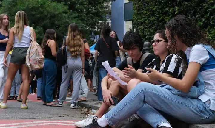 Dados do Saeb 2025 mostram recuperação da educação básica, mas matemática preocupa