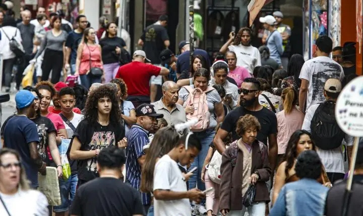 Redução da pobreza em regiões metropolitanas impulsionada pela renda do trabalho