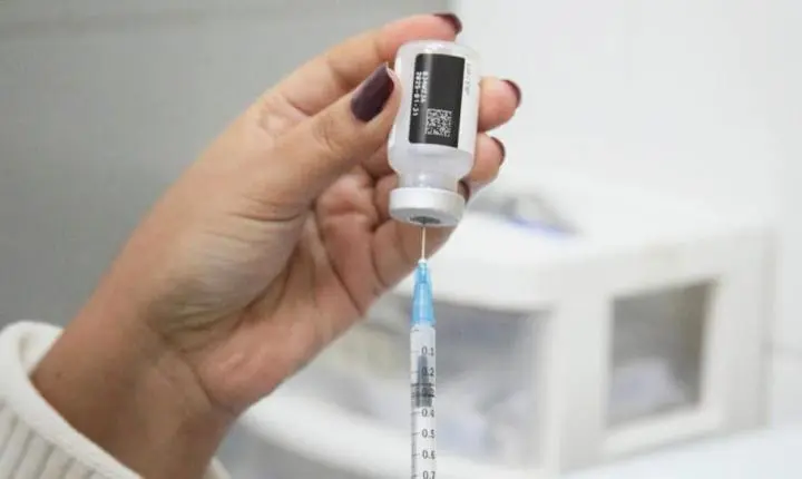 Santos aplica vacina pneumo 20 em munícipes com mais de 85 anos