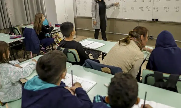 Senado aprova MP que define novo piso salarial de R$ 5.130 para professores