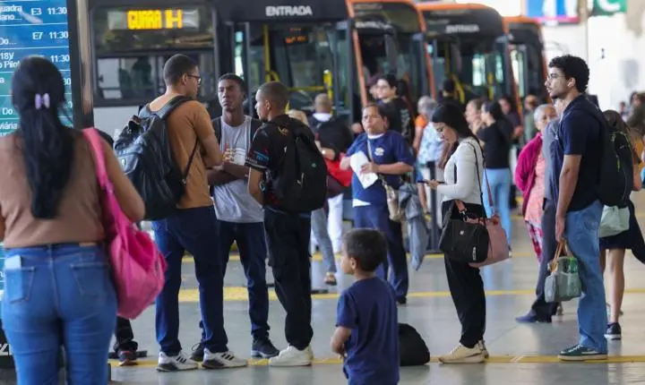 Setor de serviços mantém estabilidade em julho e avança 2,4% em 12 meses