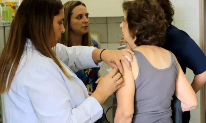 SUS libera vacina Pneumo 20 para idosos com 85 anos ou mais
