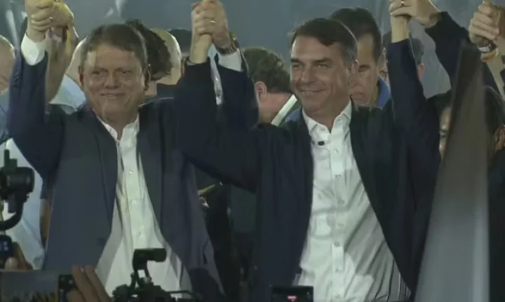 Tarcísio lança candidatura à reeleição em SP com Flávio no palco e elogios a Bolsonaro: 'Amamos seu pai'