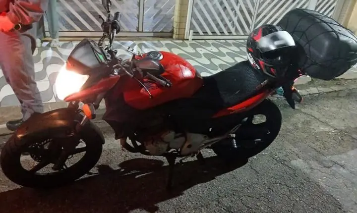 Trio invade prédio e rouba moto em Praia Grande; VÍDEO