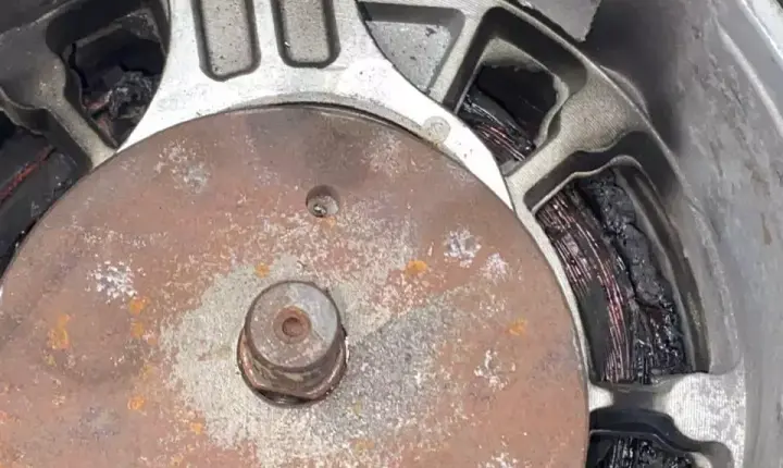Quedas de energia em Guarujá geram prejuízos, danificam equipamentos e fiação de condomínio pega fogo
